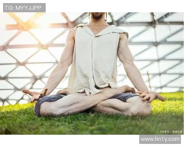 盘腿打坐的足球明星如何在赛场与心灵之间找到平衡与力量